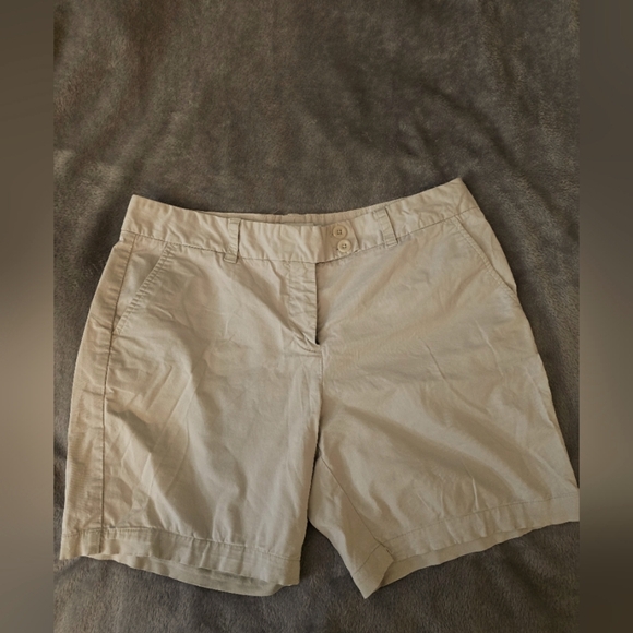 Vineyard Vines Beige Bermuda Shorts w Front & Back Pockets!  Size 10 - Picture 1 of 6